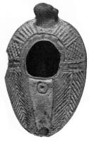 LMP-4199 - Lampe syro-palestinienne tardive terre cuiteLampe de type ovoïdal. Epaule décorée de motifs géométriques et de deux feuilles de palme.  Bec intégré dans la lampe et surmonté d'un canal, sur lequel se trouve un cercle. Anse conique.