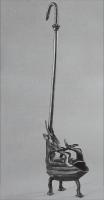 LMP-42083 - Lampe zoomorphebronzeLampe en forme de gazelle (ou antilope, ou oryx)  ligotée, figurée sur le dos et pattes en l'air, la tête recourbée vers les sabots; L'rraière-train forme le bec et une tige de suspension, terminée par un crochet, permet de suspendre l'objet qui peut aussi reposer sur trois pieds coulés sous l'animal.