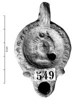 LMP-42101 - Lampe Loeschcke V : tête féminine surmontée d'un croissant (Luna)terre cuiteLampe à volutes dégénérées ; anse perforée marquée de sillons incisés ; épaule ornée d'oves impressionnées, médaillon portant une tête féminine surmontée d'un croissant (Luna).