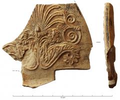 LMP-42155 - Réflecteur de lampe : palmette émergeant d'un feuillageterre cuiteGrand réflecteur triangulaire, figurant en relief plat une palmette aux feuilles prolongées par des vrilles, et émergeant de feuilles aux bords découpés.