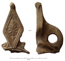 LMP-42156 - Réflecteur de lampe : fleuron dans un losangeterre cuiteRéflecteur de lampe en forme de losange, à bordure moulurée contenant un fleuron centré; bouton sommital.
