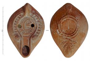 LMP-42366 - Lampe de transition, Atlante VII A 2 : Personnage de profil droitterre cuiteLampe moulée à bec allongé et grand disque entourés par un bourrelet. Anse verticale pleine moulée avec la lampe. Bandeau guilloché entre deux bourrelets dont l’externe représente deux grosses pastilles, faites de deux anneaux concentriques chacune et qui flanquent le départ du canal. Réservoir ovoïde de profil biconvexe. Base plate limitée par deux anneaux plat souligné par trois sillons rejoignant l'anse. Rameau à cinq feuilles d'olivier en relief sous le bec. Signature de potier indéterminée. Décor : Personnage de profil droit.