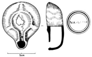 LMP-42592 - Lampe de firme : VICTORINIterre cuiteLampe de firme, à canal ouvert (Loeschcke X) ; sous le fond, marque moulée (lettres en relief, rétrogrades) VICTORINI.