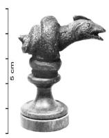 LMP-42701 - Bouchon de lampe en forme de serpentbronzeTPQ : 300 - TAQ : 500Applique en forme de serpent enroulé avec tête d'oiseau surmontant une tige annelée avec base épatée sur un socle. 