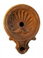 LMP-4314 - Lampe Loeschcke IV : Coquillage terre cuiteLampe ronde à petit bec en ogive à volutes saillantes; large médaillon légèrement concave orné d'une valve de coquillage à onze cannelures ; base plate entourée d'un anneau en relief.