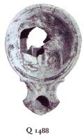 LMP-4724 - Lampe Loeschcke IB : Dressage de chevalterre cuiteLampe ronde à large bec en enclume à volutes. Médaillon décoré d'un dresseur avec cheval.
