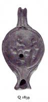 LMP-4836 - Lampe Loeschcke IA : Bouchersterre cuiteLampe ronde à large bec à enclume à volutes. Médaillon décoré de deux bouchers taillant un porc. Anse ajoutée.
