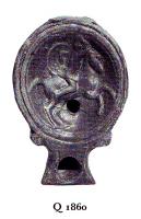 LMP-4837 - Lampe Loeschcke I : Cavalierterre cuiteLampe ronde à large bec à enclume à volutes. Médaillon décoré d'un cavalier à cheval vers la droite.
