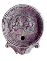 LMP-4867 - Lampe Loeschcke IA : Soldats sur navire terre cuiteLampe ronde à large bec en enclume à volutes. Médaillon décoré de deux soldats sur un navire.