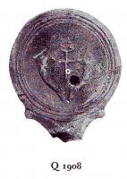 LMP-4870 - Lampe Loeschcke IV : Cornes et caducéeterre cuiteLampe ronde à long bec en ogive à volutes. Médaillon décoré du caducée entouré de deux cornes terminées par une tête d'antilope.