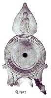 LMP-4874 - Lampe Loeschcke III à deux becsterre cuiteLampe ronde à deux longs becs en ogive à volutes. Médaillon vierge, anse plastique en forme de feuille décorée de Psyché aux ailes de papillon.