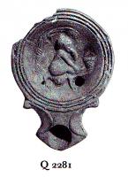 LMP-4992 - Lampe Loeschcke IA : Erosterre cuiteLampe ronde avec large bec à volutes. Médaillon orné d'un Eros assis sur peau de lion mangeant des fruits sous un arbre. Devant lui, une corbeille.