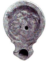 LMP-4993 - Lampe Loeschcke IA : Eros et lionterre cuiteLampe ronde avec large bec à volutes. Médaillon orné d'un Eros embrassant un lion.
