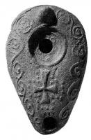 LMP-5185 - Lampe pantoufle : croixterre cuiteLampe ovale. Début du bec décoré d'une croix entourée de points. Entrelac de spirales décorant l'épaule.