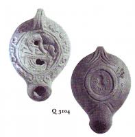 LMP-5190 - Lampe Loeschcke VIII Scène érotiqueterre cuiteLampe à bec court. Médaillon décoré d'une scène érotique sur lit. Epaule richement décorée d'entrelacs et objets géométriques. Planta pedis et points imprimés sur la base.