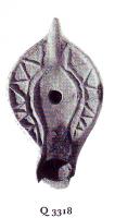 LMP-5234 - Lampe Hayes II, imitationterre cuiteImitation de lampe africaine tardive à long bec à canal et épaule plate décorée de triangles en relief.