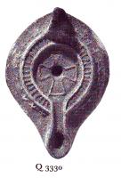 LMP-5239 - Lampe Broneer XXIX : Croixterre cuiteLampe tardive allongée à long bec à canal. Médaillon décoré d'une croix, épaule ornée de traits en relief.