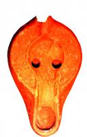 LMP-5265 - Lampe Hayes II : Bouquetinterre cuiteLampe africaine tardive classique. Médaillon orné d'un bouquetin en course, Epaule de motifs en disque. Argile orange, engobe orange. Anse à l'arrière.