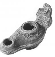 LMP-5276 - Lampe byzantine type Saraçhaneterre cuiteLampe allongée à long bec et anse plastique en forme de croix. Epaule ornée de motifs géométriques.