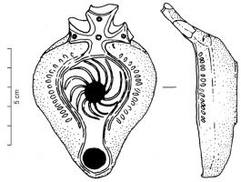 LMP-6075 - Lampe anse en croixterre cuiteTPQ : 550 - TAQ : 650Lampe en forme d'amande,moulée, à réservoir biconvexe aplati; la face supérieure forme une dépression ornée d'arcs de cercle rayonnants autour du trou de remplissage centré, qui est relié par un canal, entouré d'un cordon, au trou de mèche; sur l'épaule, lignes de points; anse en forme de croix pattée, avec ocelles; fond annulaire en léger relief.