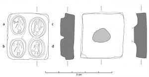 MOU-4024 - Intailles : quadruple poinçon ou patriceterre cuiteOutil en relief (poinçon positif), pour fabriquer en série des moules d'intailles certainement destinées à être coulées en pâte de verre : bloc d'argile parallélépipédique, avec un tenon au revers, portant 4 images d'intailles ovales juxtaposées.