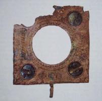 MRR-4104 - Miroir Lloyd-Morgan Group Y : en verre, cadre en plombplombMiroir en verre (éclat bombé) inséré dans un cadre en plomb, de forme carrée (à l'extérieur), avec des médaillons circulaires insérés aux angles ; décor de colonnes sur les côtés, en haut et en bas la marque ALBANVS / FIICIT entre des lignes d'esses.