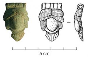 PAT-4097 - Patère à anse mobilebronzePatère pourvue à l'opposé du manche d'une anse mobile, montée sur une applique brasée représentant un tête juvénile au-dessus d'une palmette.