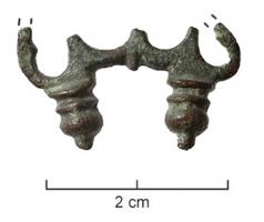 PDH-4005 - Pendant de harnais à charnièrebronzePendant de harnais à charnière, composé d'un motif ajouré, en forme de pelte ou de feuille dont les extrémités forment deux boutons moulurés à la base.