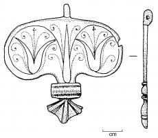PDH-4027 - Pendant de harnais à charnièrebronzePendant de harnais à ailettes, articulé à l'aide d'une charnière; la base est en forme de feuille évasée barrée par une plaquette transversale moulurée; décor poinçonné et gravé de style végétal.