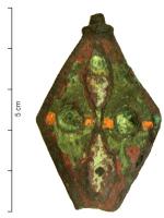 PDH-4030 - Pendant de harnais émaillé à charnièrebronzependant de harnais coulé, de forme losangique avec un anneau sommital perpendiculaire au plan de l'objet, et à la base un lest en forme de bouton mouluré; sur la face supérieure, émaux champlevés dessinant un motif centré avbec pastilles et pétales allongés.