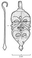 PDH-4035 - Pendant de harnais à crochetbronzeTPQ : 25 - TAQ : 100Pendant de harnais foliacé, à crochet et lest en forme d'oignon, dont le corps étroit est séparé en deux parties par une paire de protubérances en fleurons ; ajours en forme de pelte (deux, ou trois paires superposées) et décor poinçonné cruciforme; étamage fréquent, voire émaillage signalé dans quelques décors creux.