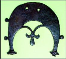 PDH-4062 - Pendant de harnais à charnièrebronzePendant de harnais à charnière, en forme de pelte ou feuille à deux pointes retombantes (variante simplifiée des pendants à crosses), terminées par des boutons moulurés; au centre, deux ergots dégagés par un ajour se rejoignent en fleuron; autres ergots sur le bord externe, près des pointes.