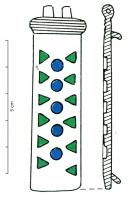PDH-4069 - Extrémité de lanièrebronzeApplique habillant l'extrémité d'une lanière, en simple plaquette rectangulaire, ornée de logettes d'émail (plusieurs arrangements toujours très simples), et deux pointes de fixation au revers. Au sommet, charnière d'articulation sur un autre élément, peut-être en fait un pendant.
