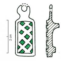 PDH-4070 - Extrémité de lanièrebronzeApplique habillant l'extrémité d'une lanière, en simple plaquette rectangulaire, ornée de logettes d'émail en réseau oblique, avec deux pointes de fixation au revers. Au sommet, anneau.