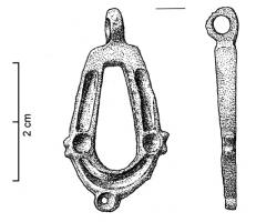 PDH-4071 - Pendant de harnais émaillé à charnièrebronzePendant ajouré à charnière, en forme de fer à cheval, formant une bande alternativement creusée de loges rectangulaires et circulaires, pour émaux.