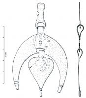 PDH-4089 - Pendant de harnais à crochetbronzeTPQ : 1 - TAQ : 100Pendant de harnais à crochet, en forme de lunule plate, les deux pointes inférieures lestées d'un bouton; au centre, surpension pour un pendant associé (foliacé, lest conique à la base), généralement sous un décor circulaire riveté.
