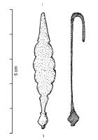 PDH-4106 - Pendant de harnais à crochetbronzePendant de harnais à crochet, de forme foliacée, très allongée avec des bords parfois festonnés; objet terminé par un lest coulé de forme biconique.