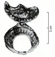 PDH-4143 - Pendant de harnais niellébronzePendant de harnais en forme de lunule aux extrémités bouletées et associé à une pelte ; décor niellé.