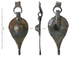 PDH-4152 - Pendant de harnais bronzePendant de harnais en tôle, avec bélière de suspension, comportant une partie emboutie en  relief sur la face supérieure formant un cercle; le pourtour du pendant est incisé d'une double ligne; la base est lestée de boutons moulurés coulés.