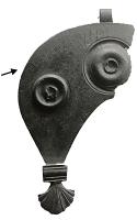 PDH-4177 - Pendant de harnais en forme de demi-lunebronzePendant de harnais en forme de demi-lune, composé de deux cercles concentriques. Sur le bord supérieur, un dispositif de fixation rectangulaire. Sur le bord inférieur, des décorations composées de bandes transversales nervurées au dessus d'une coque.