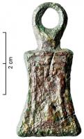 PDQ-1041 - PendeloquebronzePendeloque trapézoïdale à bords concaves, ornée d'un cordon moulé parallèle aux côtés ; anneau de suspension bien dégagé du corps de l'objet.
