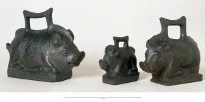 PDS-4108 - Poids zoomorphe (porc ou sanglier)bronzePoids zoomorphe coulé, en forme de porc ou de sanglier couché sur un socle, poignée sur le dos.