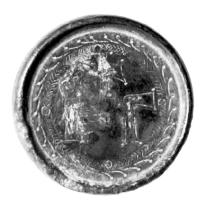 PDS-5049 - Poids cylindrique : Γ † Γ (3 unciae)bronzePoids circulaire ou sphérique aplati, gravé sur une face des lettres  Γ Γ, parfois autour d'une croix et entourées d'une couronne.