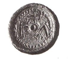 PDS-5050 - Poids circulaire : Γ° A (1 uncia)bronzePlaque épaisse, de forme circulaire, marquée sur une face d es lettres Γ° (pour uncia) et A (pour 1), sous une croix, entourées d'une couronne.