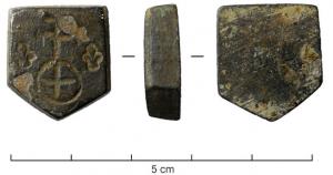 PDS-9173 - Poids de ville : MontagnacbronzeTPQ : 1600 - TAQ : 1700Poids en forme d'écu, simplement gravé sur une face : croix archiépiscopale (à double traverse) sur un globe marqué d'une croix, entre deux fleurs de lis.