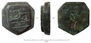PDS-9177 - Poids de ville : Montpellier et PézenasbronzeTPQ : 1559 - TAQ : 1559Poids carré à angles abattus, sans revers, coulé aux armes de la ville : écu à trois fasces de gueules au franc quartier à un dauphin courbé, associé à un blason de Montpellier 