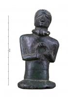 PGD-3004 - Poignard anthropoïdebronze, plomb, argentTPQ : -120 - TAQ : -50Manche représentant une divinité ou un chef religieux portant un torque autour du cou et un second tenu à deux mains devant la poitrine. 
