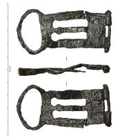PLB-4097 - Plaque-boucle rigide à décor ajouréferPlaque-boucle non articulée, boucle arrondie, deux fenêtres allongées terminées par un arc outrepassé ; à l'arrière, replis ur un axe formant une charnière pour la fixation du cuir.