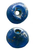 PRL-4028 - Perle biconique bleueverreTPQ : 200 - TAQ : 400Perle biconique en verre bleu, faible module (diam. 4 à 6 mm) ; perforation axiale étroite.