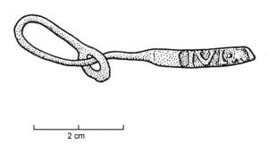 SCL-4003 - Scel nominatifbronzeScel constitué d'un fil de bronze, dont l'extrémité massive est passée dans l'autre extrémité, écrasée et percée, pour former une boucle ; en apposant l'estampille à l'aide d'un coin portant l'inscription désirée (en général, un nom de personne, souvent abrégé), le fil s'écrase et il n'est plus possible de le retirer. Ces scels servent donc à refermer et à garantir (un sac, un paquet...)